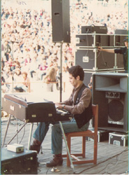 Cristobal Delgado tocando el piano